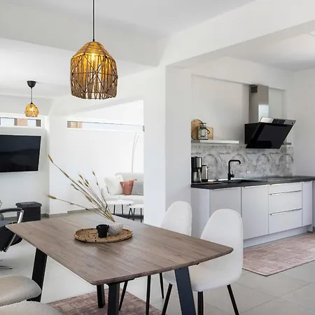 White Lotus Jacuzzi Villa, #feelslikehome Apartment