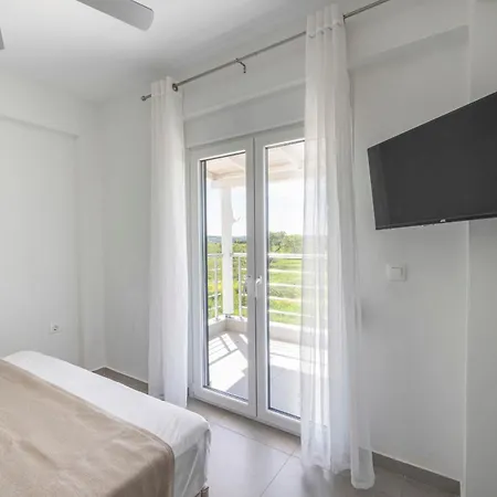 White Lotus Jacuzzi Villa, #feelslikehome Áfitos