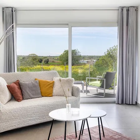 White Lotus Jacuzzi Villa, #feelslikehome Apartment