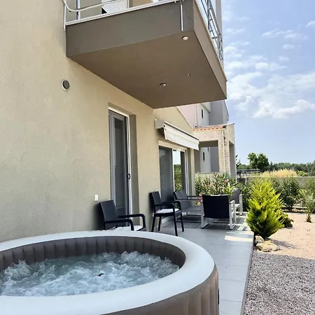 White Lotus Jacuzzi Villa, #feelslikehome Áfitos