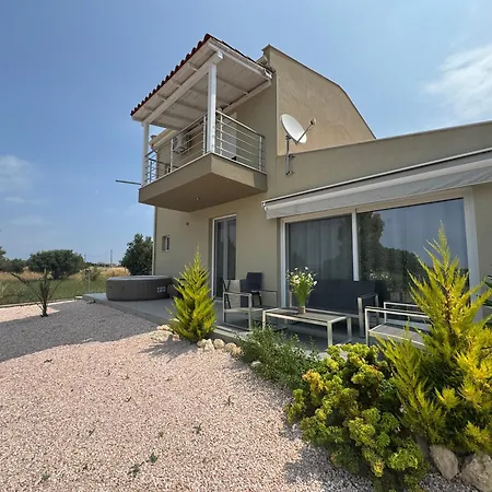 White Lotus Jacuzzi Villa, #feelslikehome Apartment Áfitos