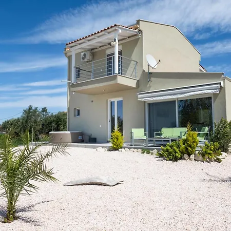 Apartament White Lotus Jacuzzi Villa, #feelslikehome